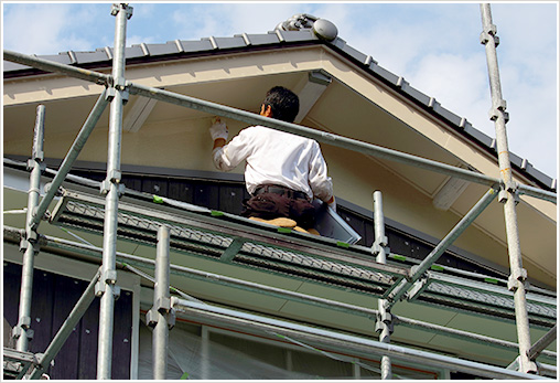 屋根の裏を確認している男性